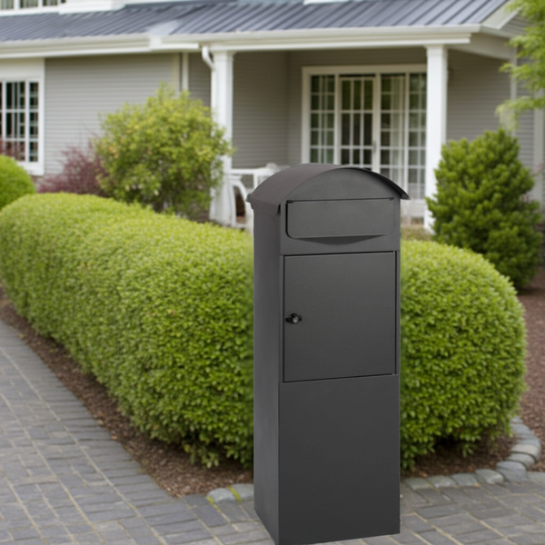 Boîte aux lettres BERLIN sur pied noire – acier –  ouverture A4 – fixation au sol – serrure avec clés